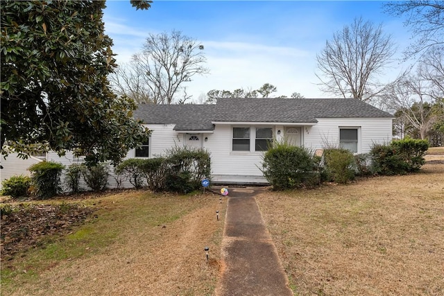 ranch-style house featuring a front yard