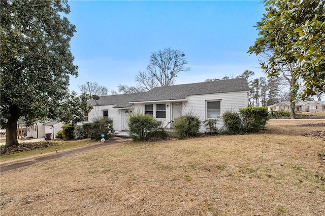 single story home featuring a front lawn