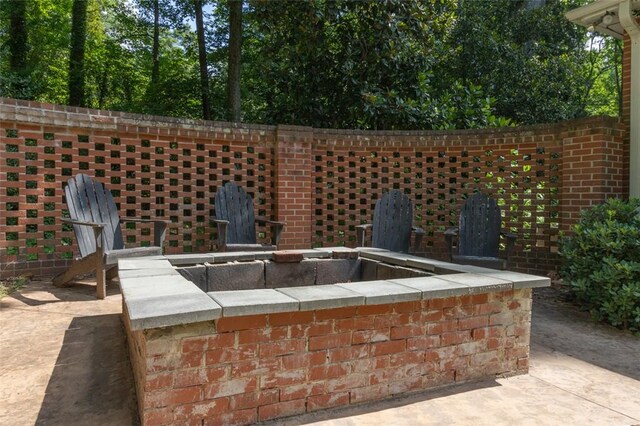 view of patio with an outdoor fire pit