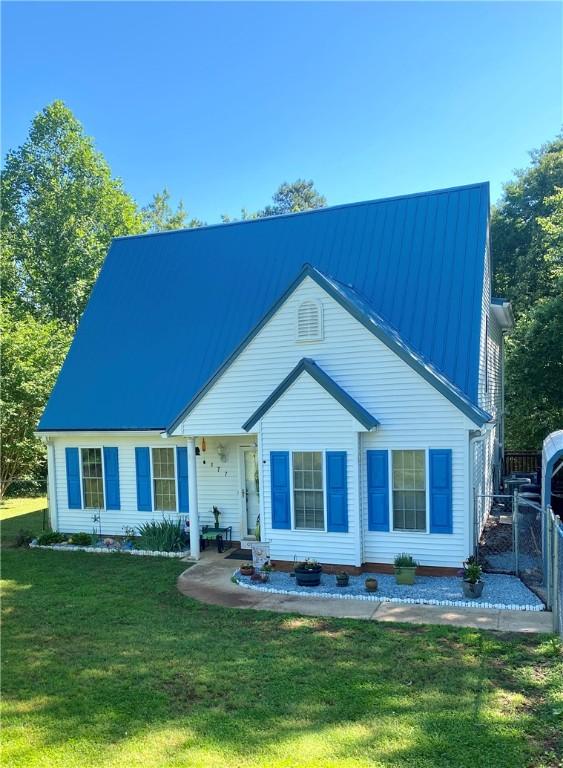 view of front of house featuring a front lawn