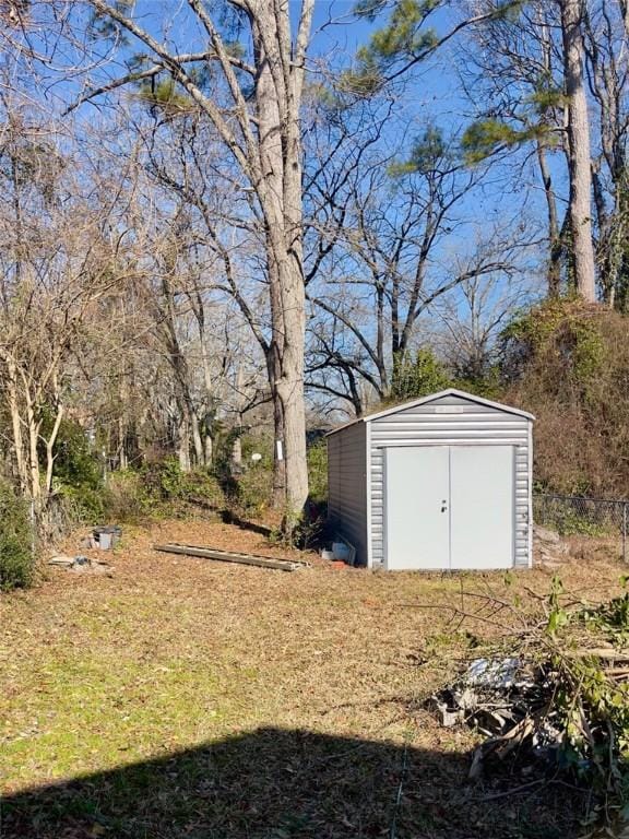 view of yard with a shed