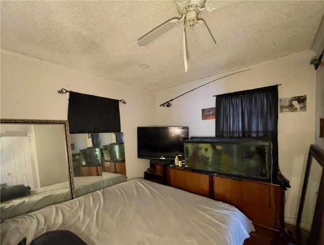 bedroom featuring ceiling fan and a textured ceiling