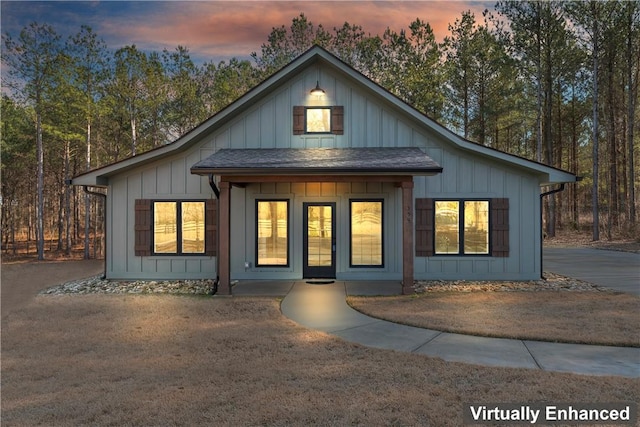 view of modern farmhouse style home