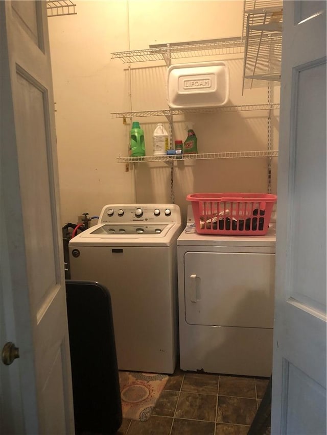 washroom featuring washing machine and clothes dryer