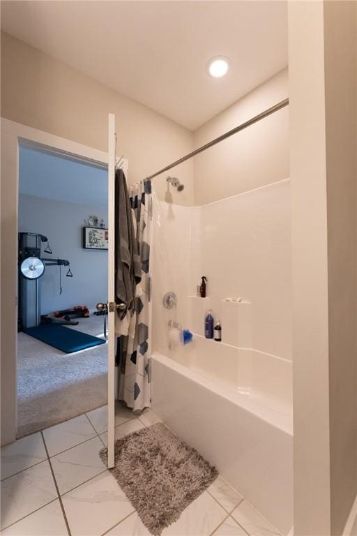 bathroom featuring shower / bath combo