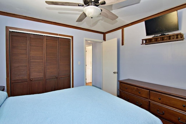 unfurnished bedroom featuring ceiling fan and a closet