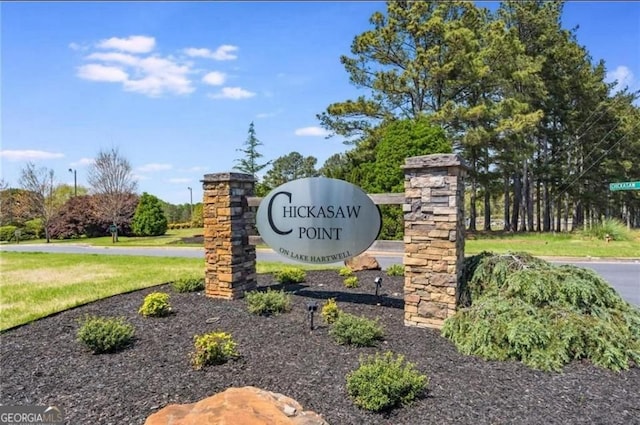 community sign with a lawn