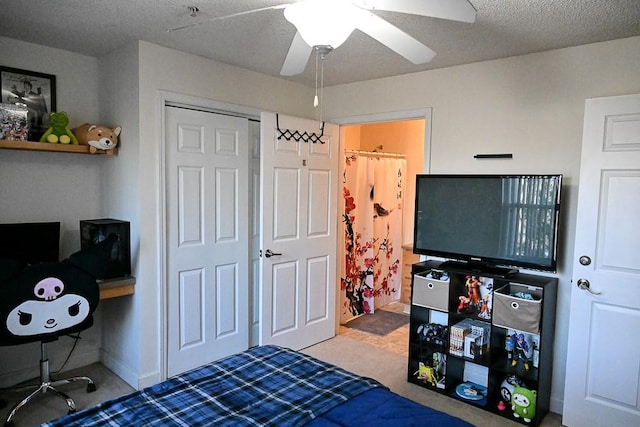 bedroom featuring ceiling fan and a textured ceiling