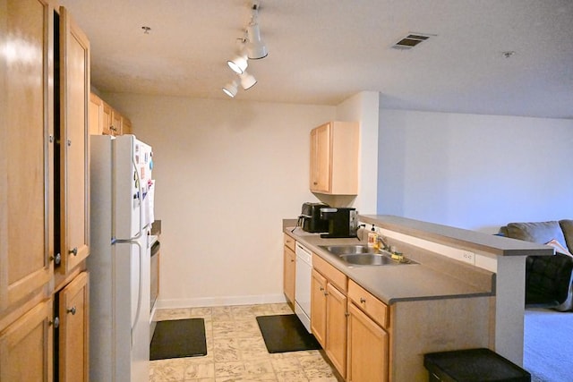 kitchen with sink, a kitchen bar, kitchen peninsula, light brown cabinets, and white appliances