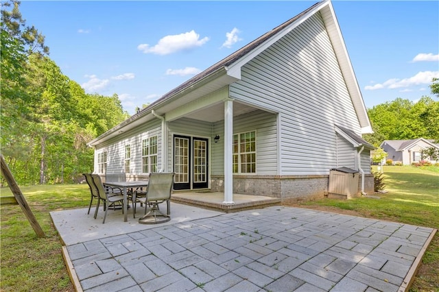 115 Cove View Ct, Seneca, SC 29678 - back of property with a lawn and a patio area