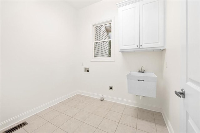 laundry room with hookup for a washing machine, a sink, visible vents, baseboards, and cabinet space