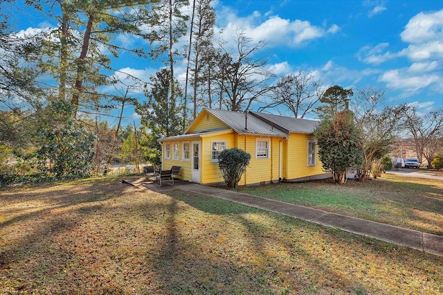 view of side of property featuring a yard