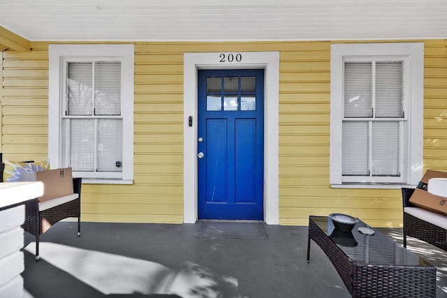 doorway to property with covered porch