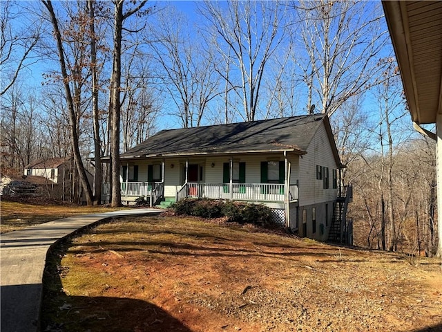 single story home with a porch