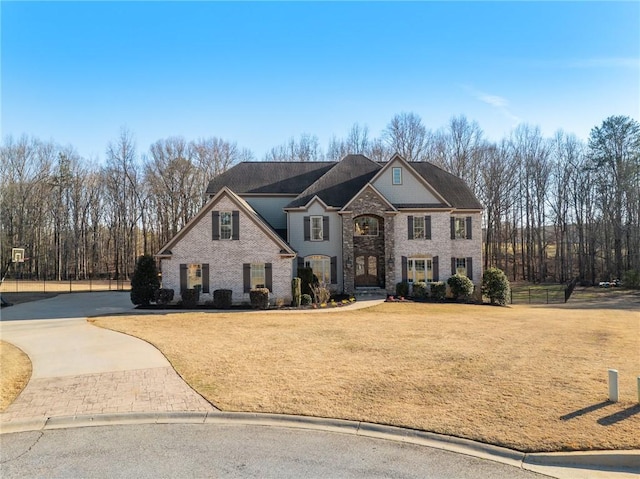 view of front of house featuring a front lawn