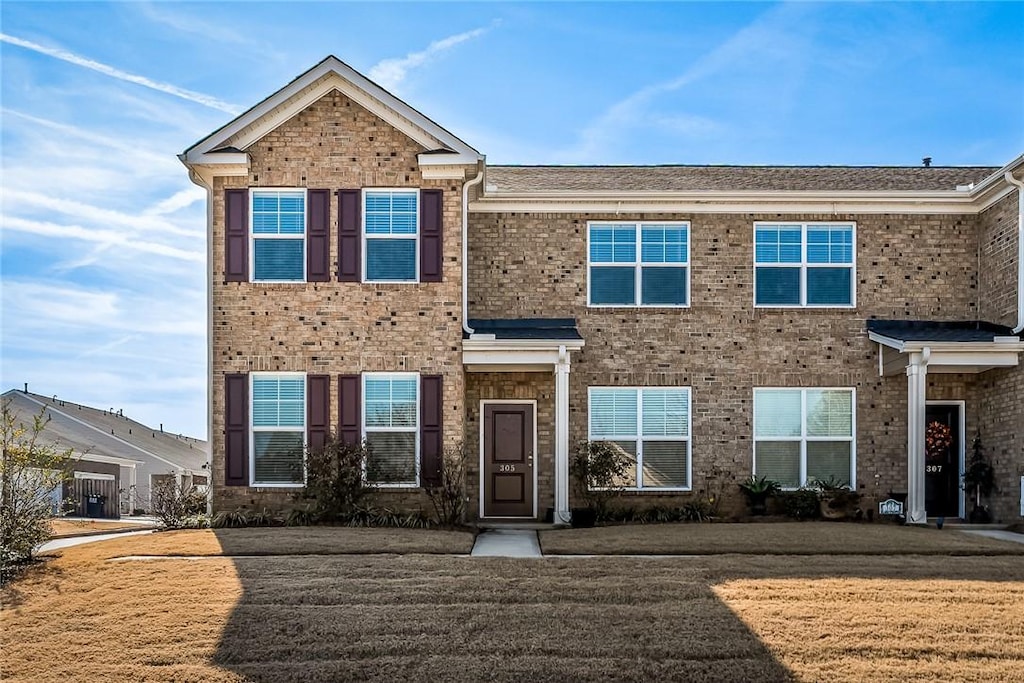 view of front facade featuring a front lawn