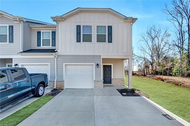 view of front facade featuring a garage and a front lawn