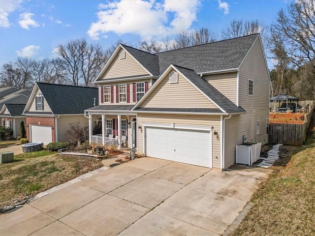 view of front of property featuring covered porch and a front lawn