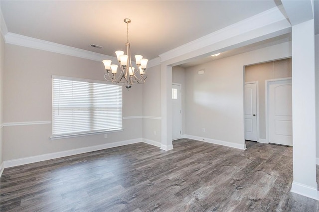 unfurnished room with dark wood-type flooring, crown molding, and a chandelier