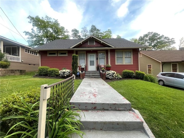 view of front of property featuring a front lawn