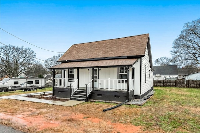 bungalow-style house featuring a front yard and covered porch