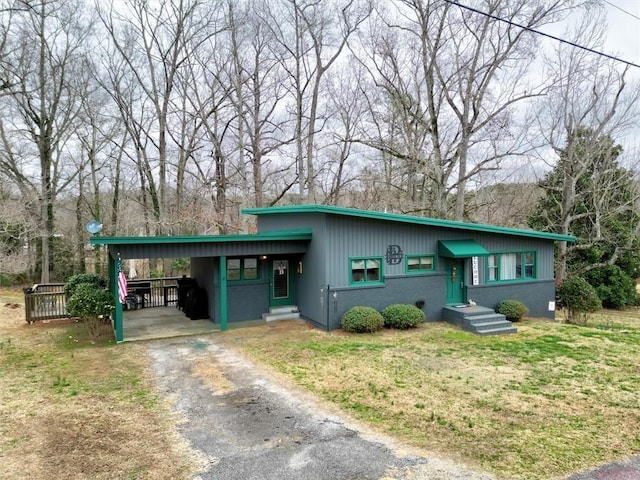 view of front of property featuring a front lawn and a carport