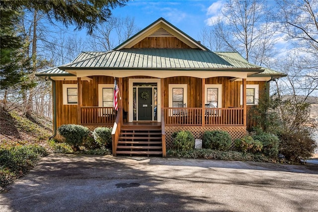 view of front of property featuring a porch