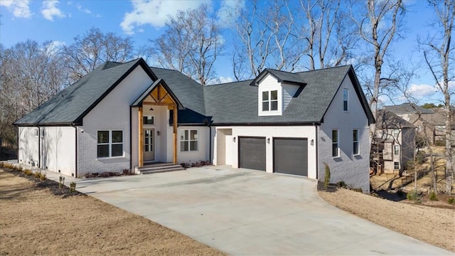 view of front facade featuring a garage