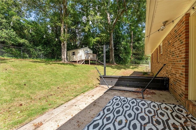 view of yard with a shed