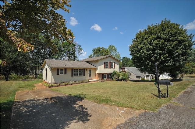 tri-level home featuring a front lawn