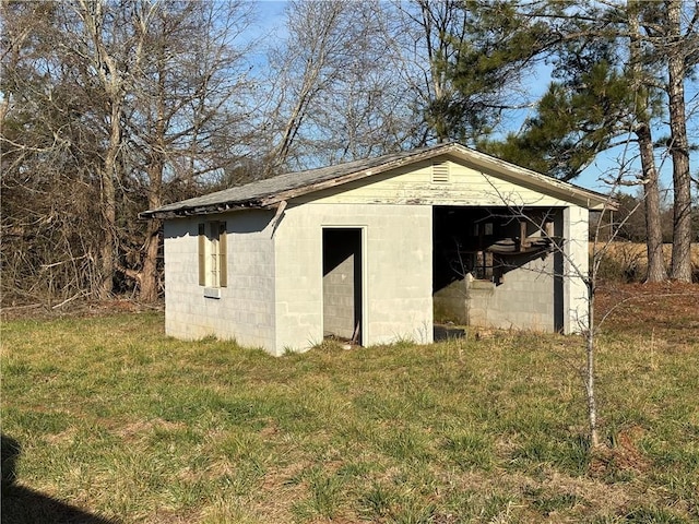 view of outbuilding featuring a yard