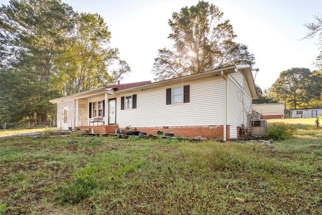 view of front of property with a front lawn