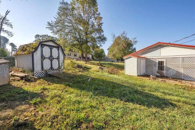 view of yard featuring a shed