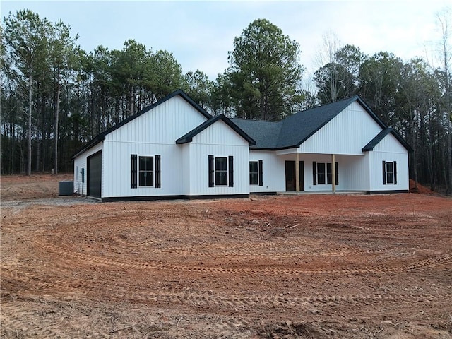 view of front of home featuring cooling unit and a garage