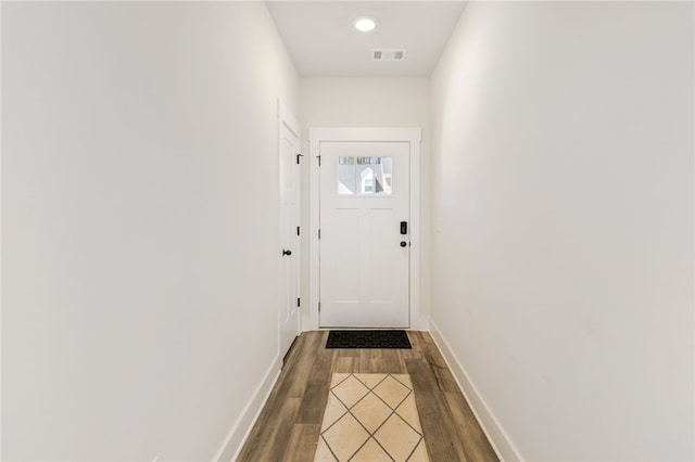 entryway with dark wood-type flooring, recessed lighting, visible vents, and baseboards