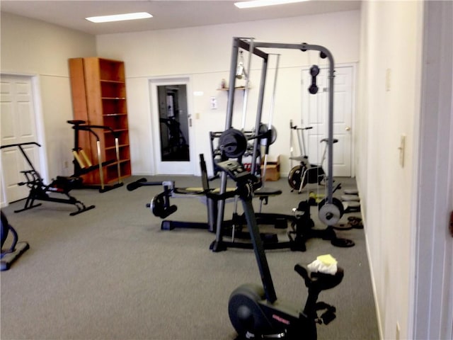 workout room with carpet