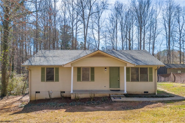 view of front of house with covered porch, a shingled roof, crawl space, and a front yard