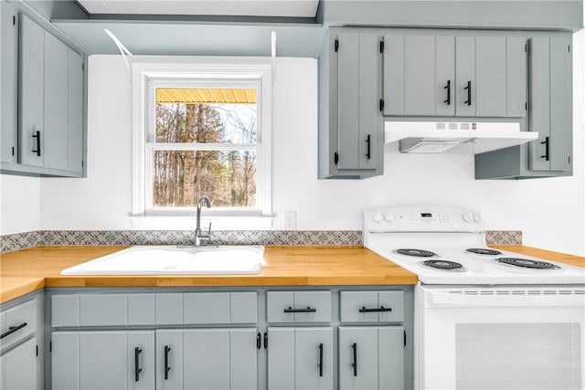 kitchen featuring under cabinet range hood, white range with electric stovetop, gray cabinets, and a sink