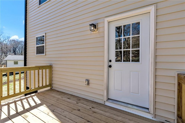 property entrance featuring a deck