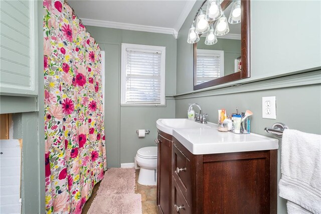 full bath featuring vanity, a shower with shower curtain, toilet, and ornamental molding