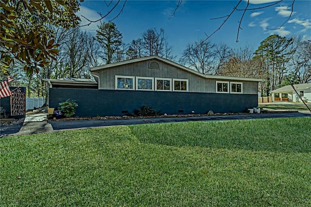 view of front facade featuring a front lawn and brick siding