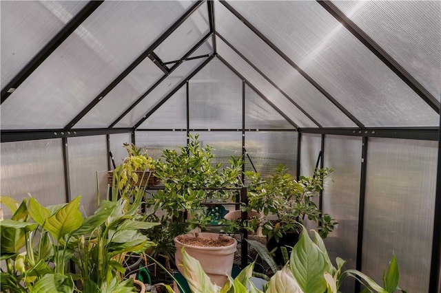 sunroom with lofted ceiling