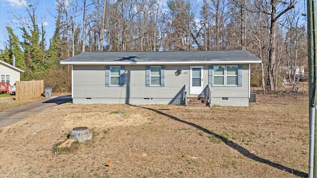 view of front of home featuring crawl space, a front lawn, and entry steps