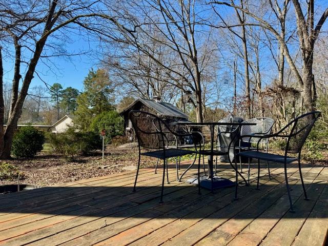 deck with outdoor dining space