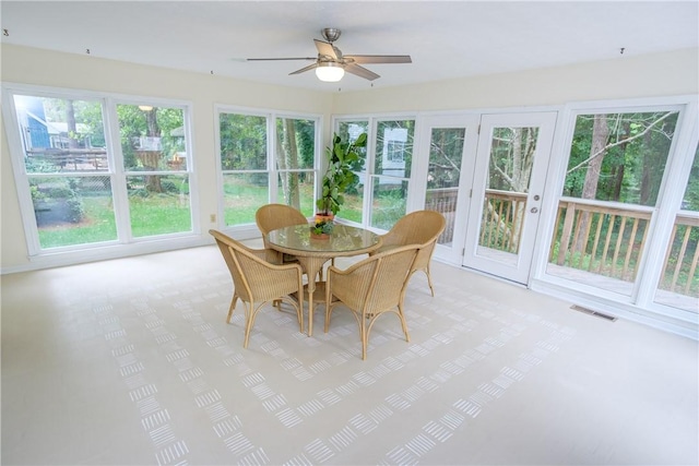 sunroom / solarium featuring visible vents and ceiling fan