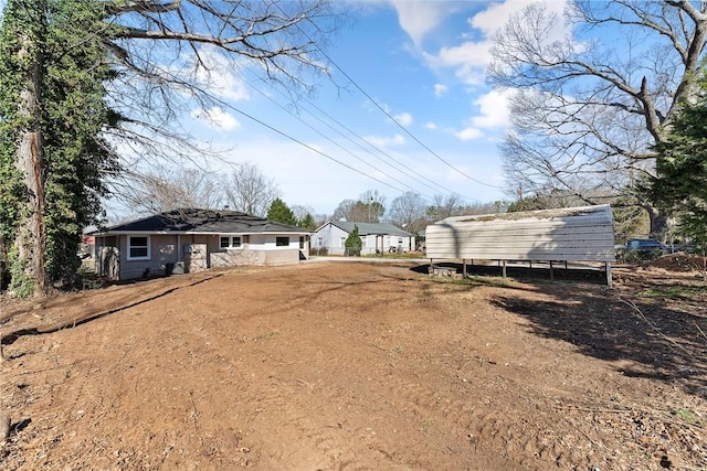 view of yard with driveway