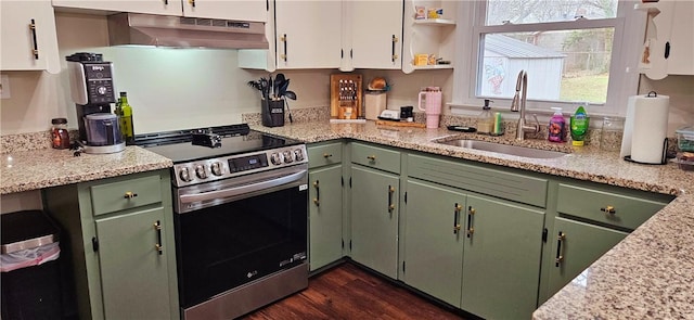 kitchen featuring dark wood-style flooring, stainless steel range with electric stovetop, under cabinet range hood, green cabinets, and a sink