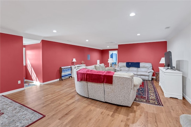 living area featuring recessed lighting, visible vents, baseboards, and wood finished floors