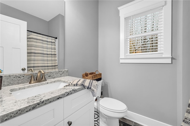 full bath with toilet, a shower with curtain, baseboards, and vanity