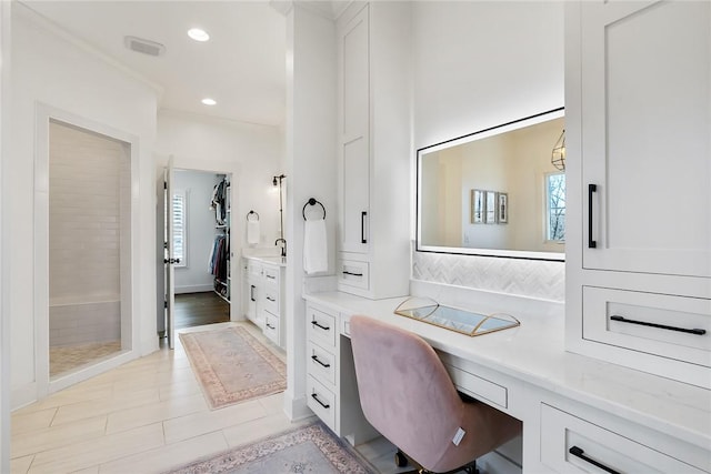 full bath featuring visible vents, tiled shower, vanity, backsplash, and recessed lighting